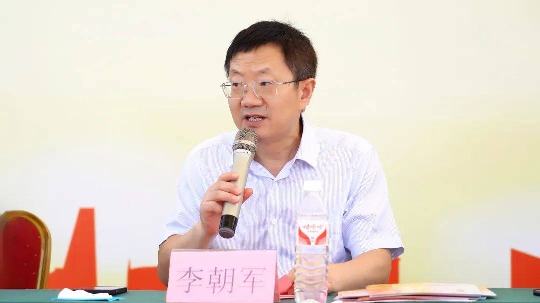 颁发奖章南京市中华中学初中部校长张业宏,南京市中华中学浦口教育