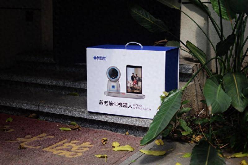 独居养老解决方案- 优得护养老陪伴机器人上手体验