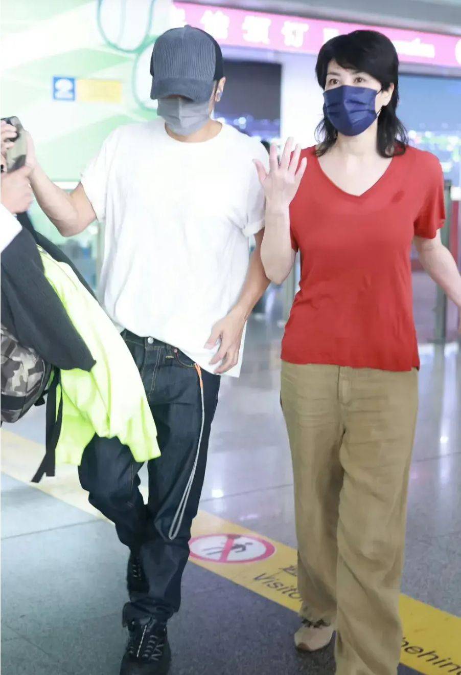 王菲与谢霆锋现身机场,王菲新发型和衣服接地气,终于大方携手了