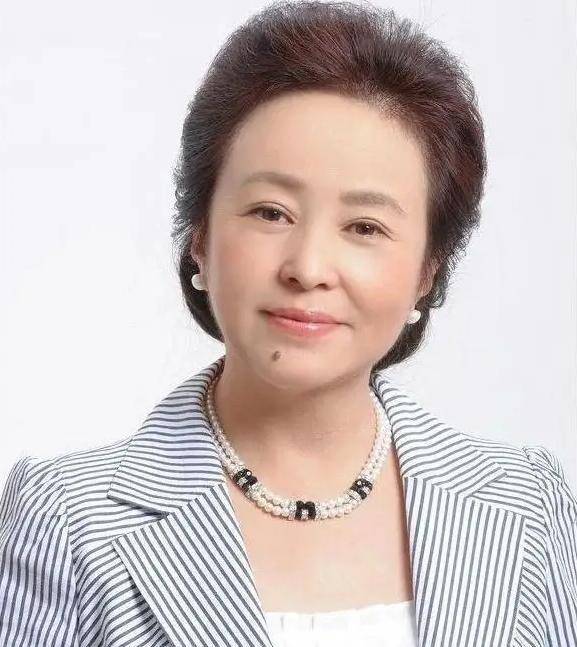 她是国家一级演员,会31国语言,当红时远赴英国,晚年成为女总裁