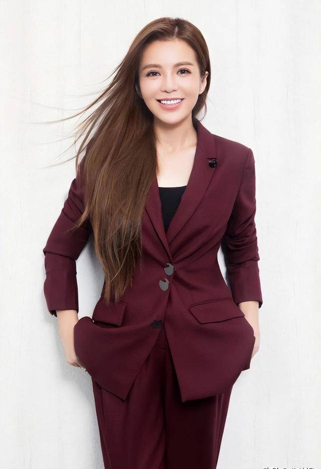 主持人朱迅 来自搜狐网