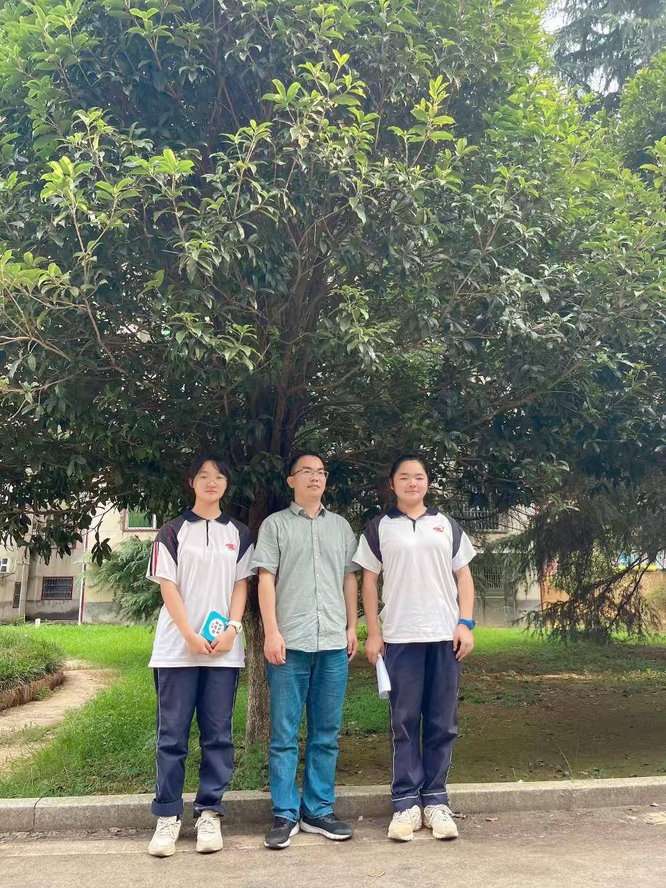 隆回二中:清华大学毕业生回母校传经