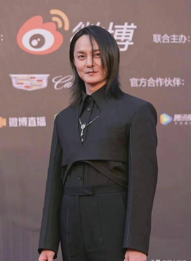 男明星留长发,瞎子见了都害怕,沙溢太油腻,王宝强不忍直视!