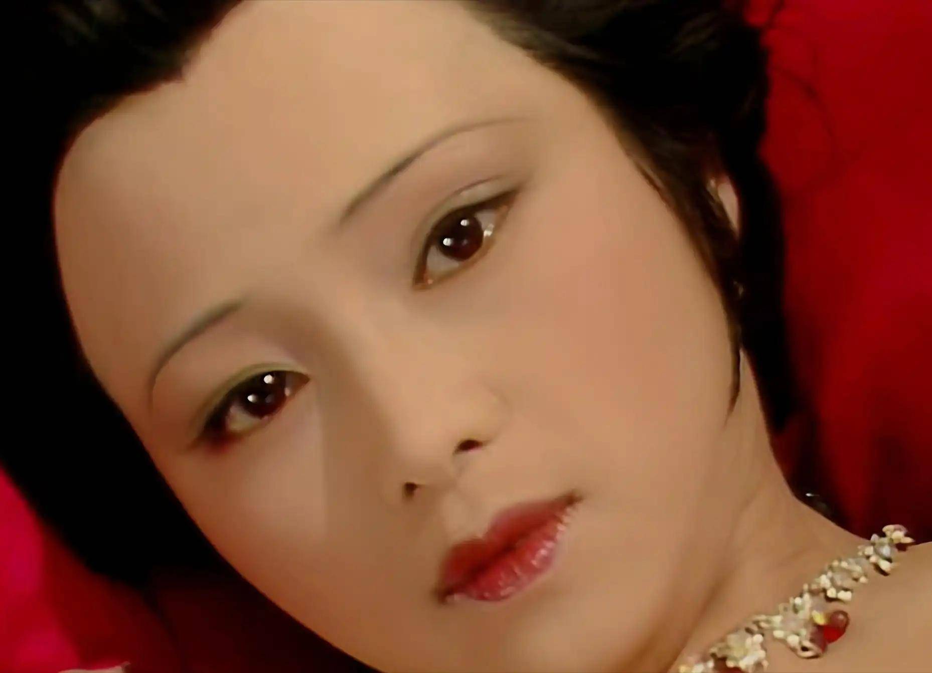 看到张蕾的现代装照片,才知秦可卿的妆造,严重限制了她的美貌