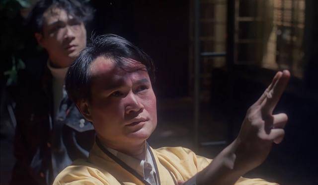 《僵尸先生》的编剧是黄鹰和黄炳耀,1991年,黄炳耀猝死异国