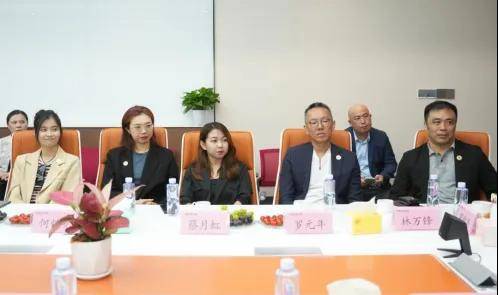 长青中国董事李强,魏建雄,郭振平,顾问孙长青和经销商代表出席了座谈