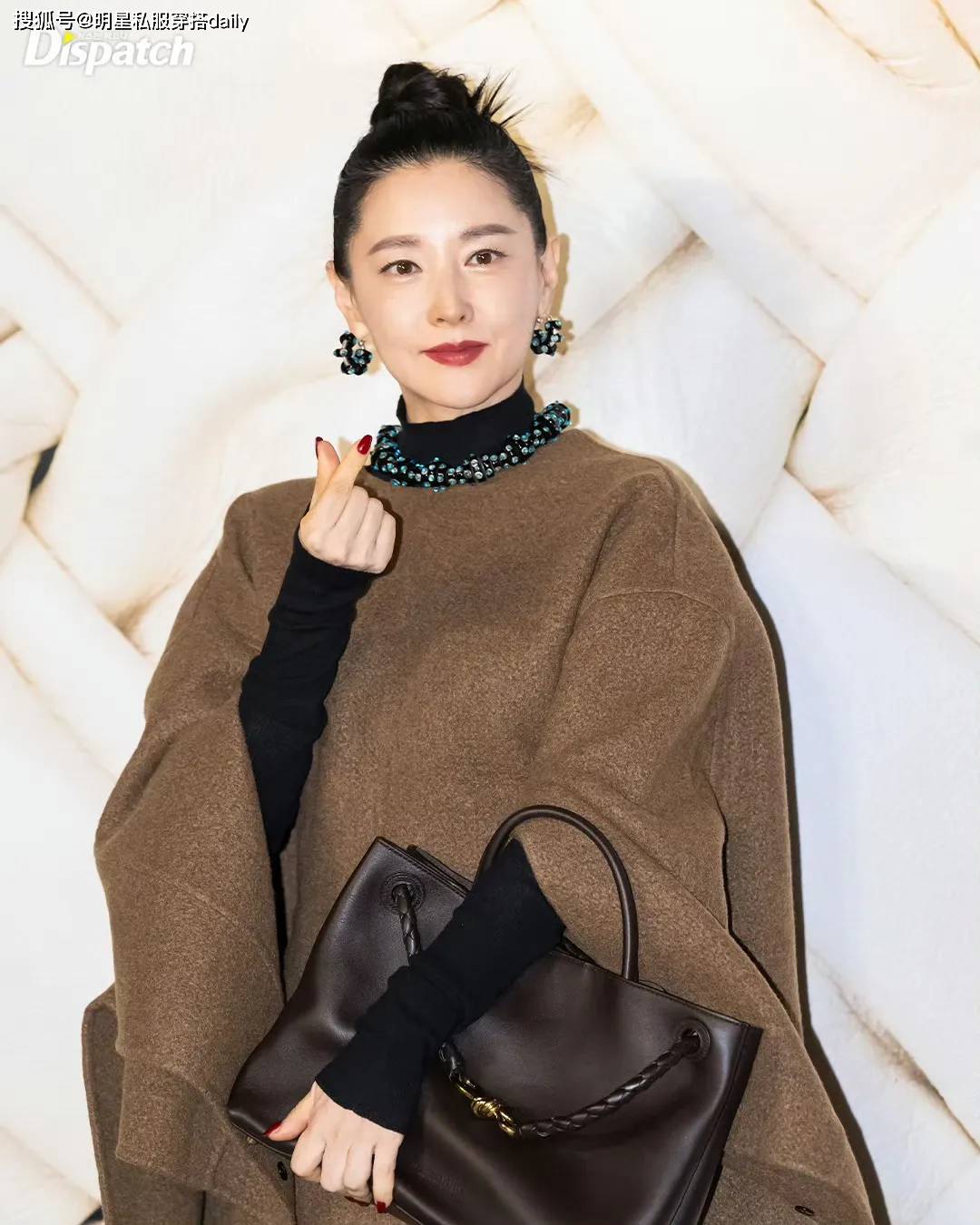 53岁李英爱最新状态,穿斗篷大衣,扎"道姑头",脸部紧致像35岁