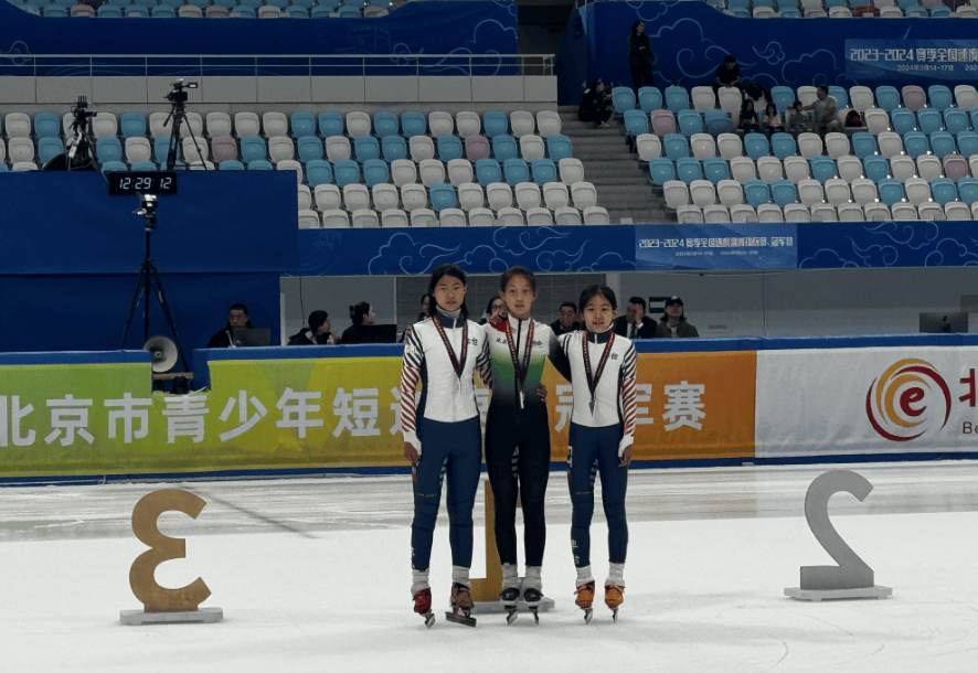 王梓萌(中间)在2024年北京市青少年短道速滑冠军赛中获奖据了解,延庆