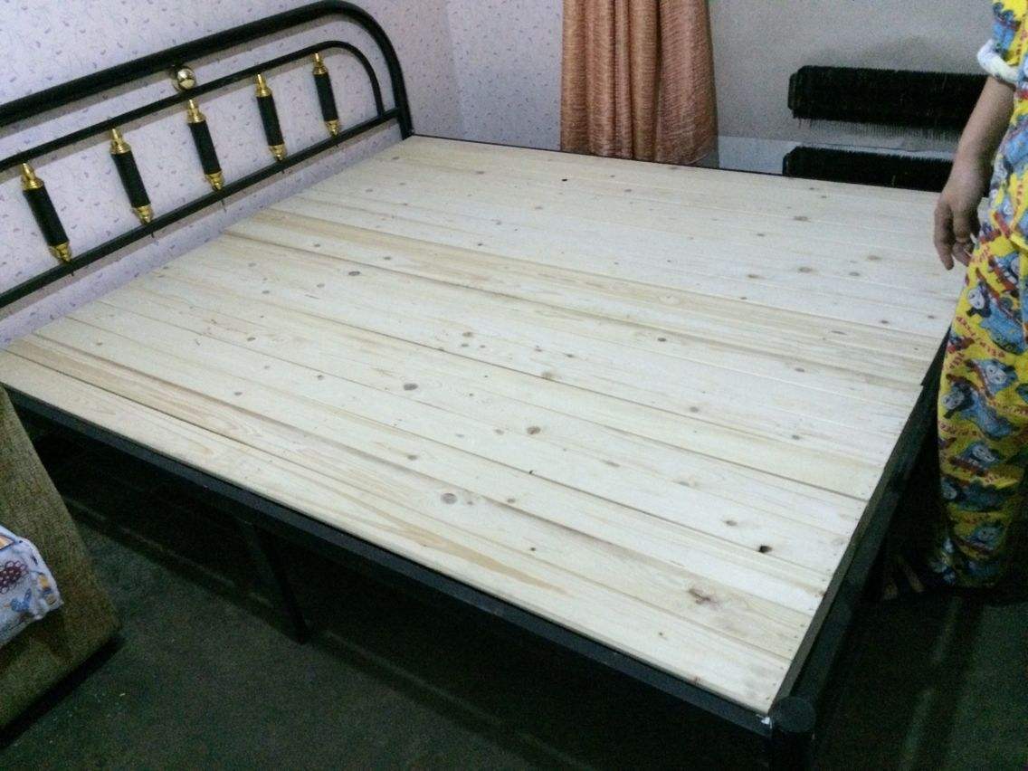 虽然现在市场上已经很少有整块木板做的床了,但我们在选购的时候还是