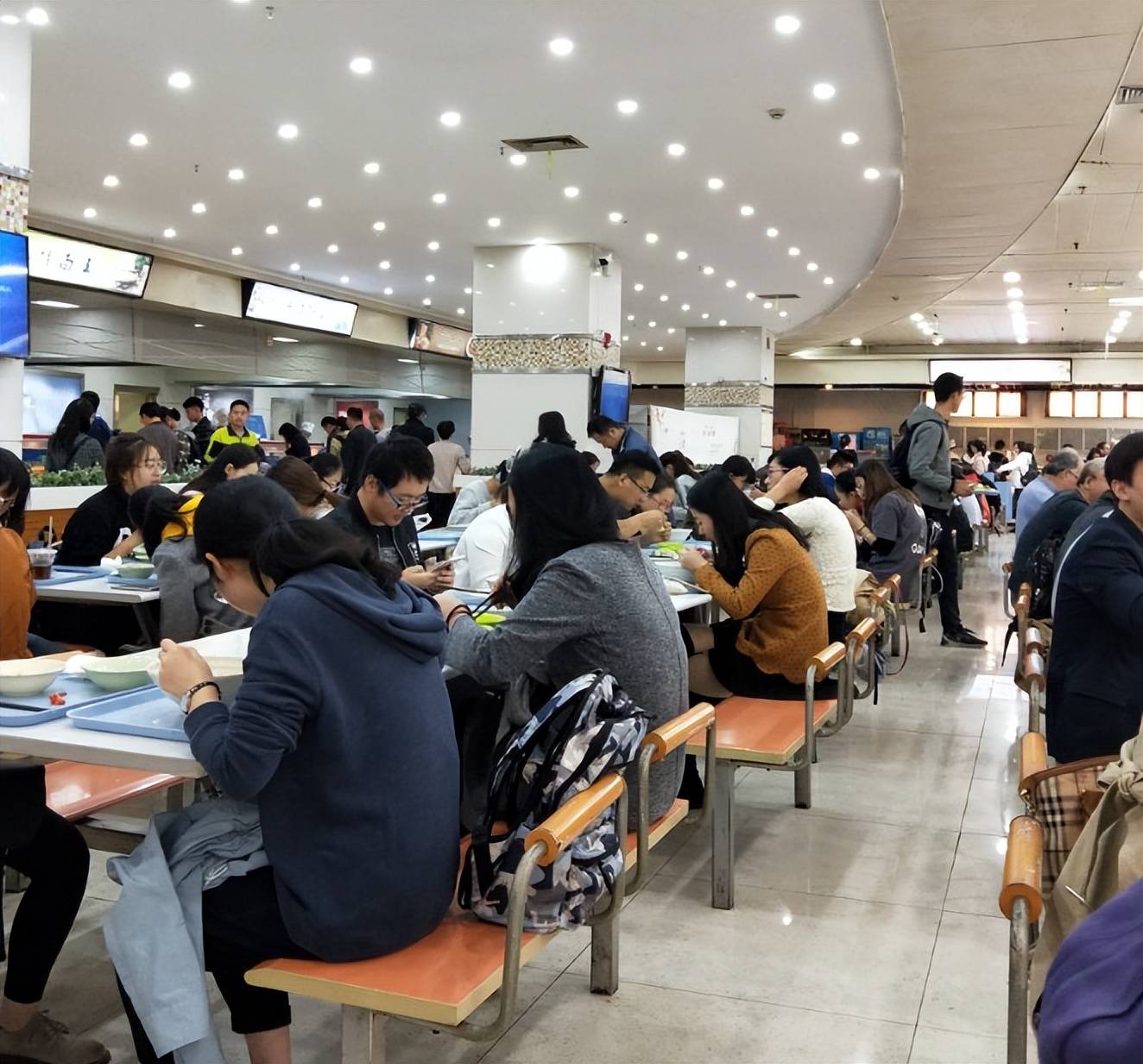 浙大惊现"维权叔",男游客浙大食堂吃饭不分拣餐具,称浙大道德绑架
