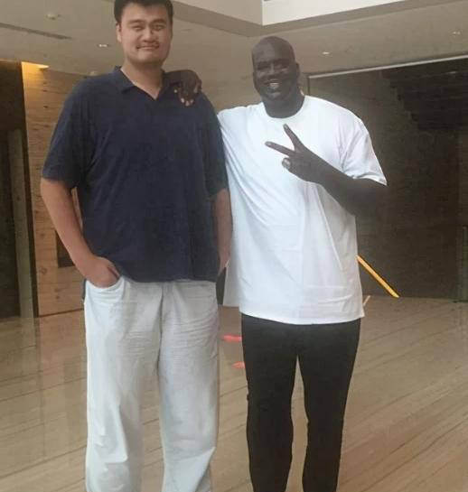 奥尼尔合影显娇小的五位巨人:最后一位来自中国_张伯伦_身高_calvin