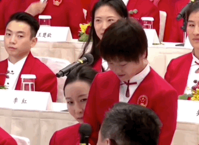 原创            笑喷！全红婵被要求起立回答太紧张 网友热议：像极上课被点名的我-全红婵是她的名字吗