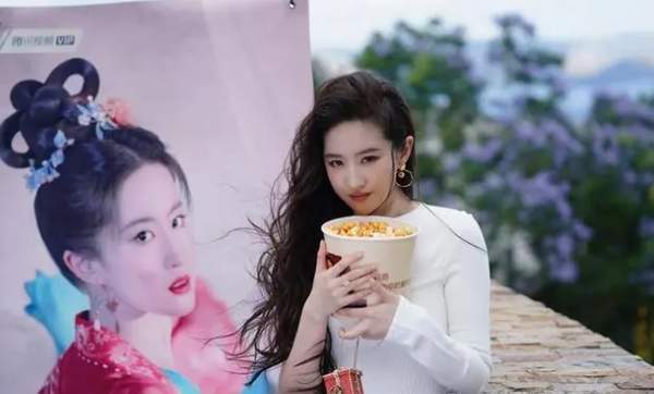 刘亦菲进了剧组之后一直兢兢业业的拍戏,能自己上的坚决不用替身,为了