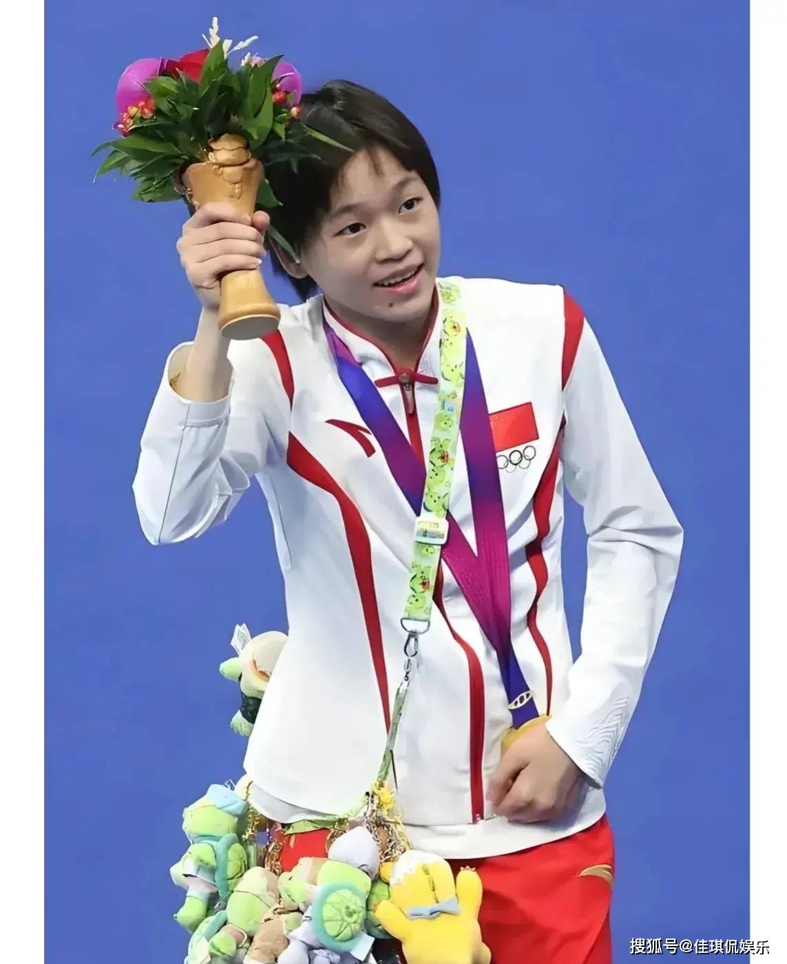 原创            被点名，全红婵站起来回答问题，像被老师抓包，笑坏前排的局长！-太现实!全红婵夺冠全家翻身