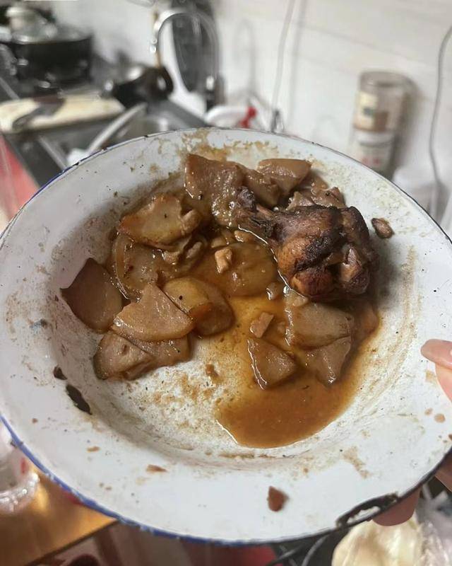 结果,剩饭剩菜吃了几顿后,吃也没吃好,还是倒掉了