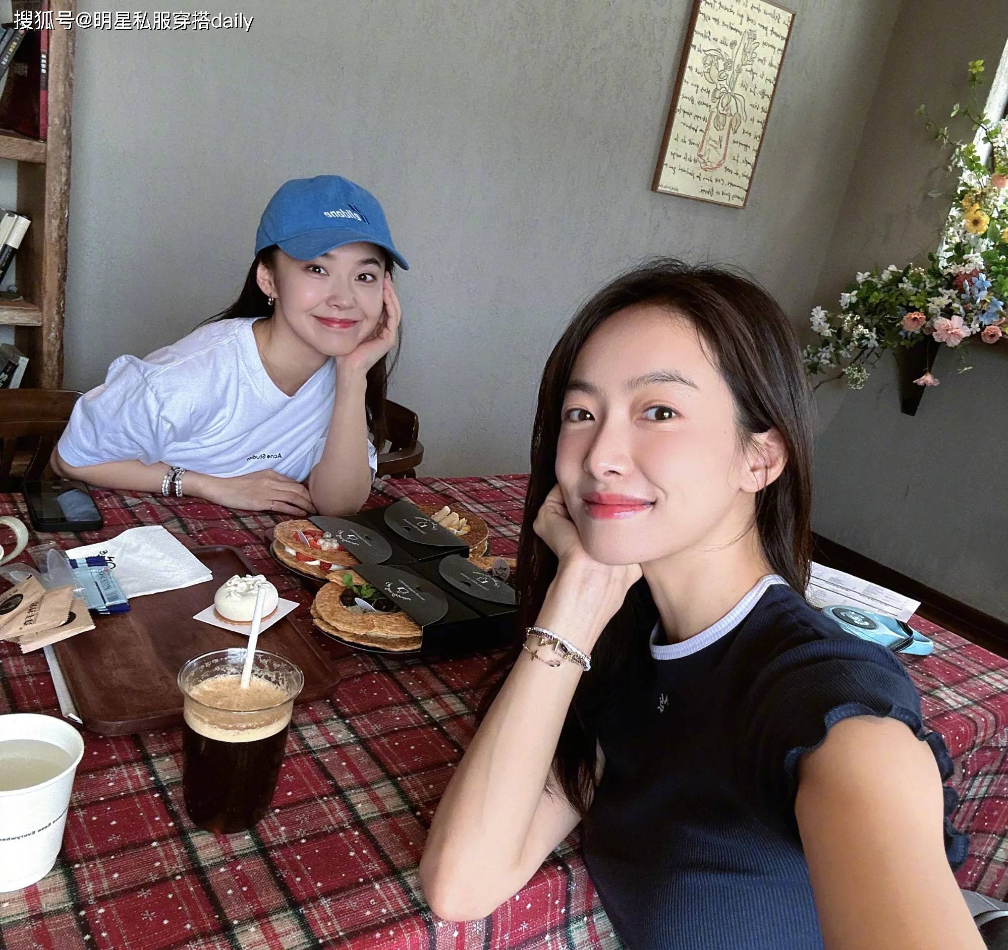 张佳宁和宋茜私下聚会好有爱,同穿休闲t恤同带爱犬,闺蜜情深!