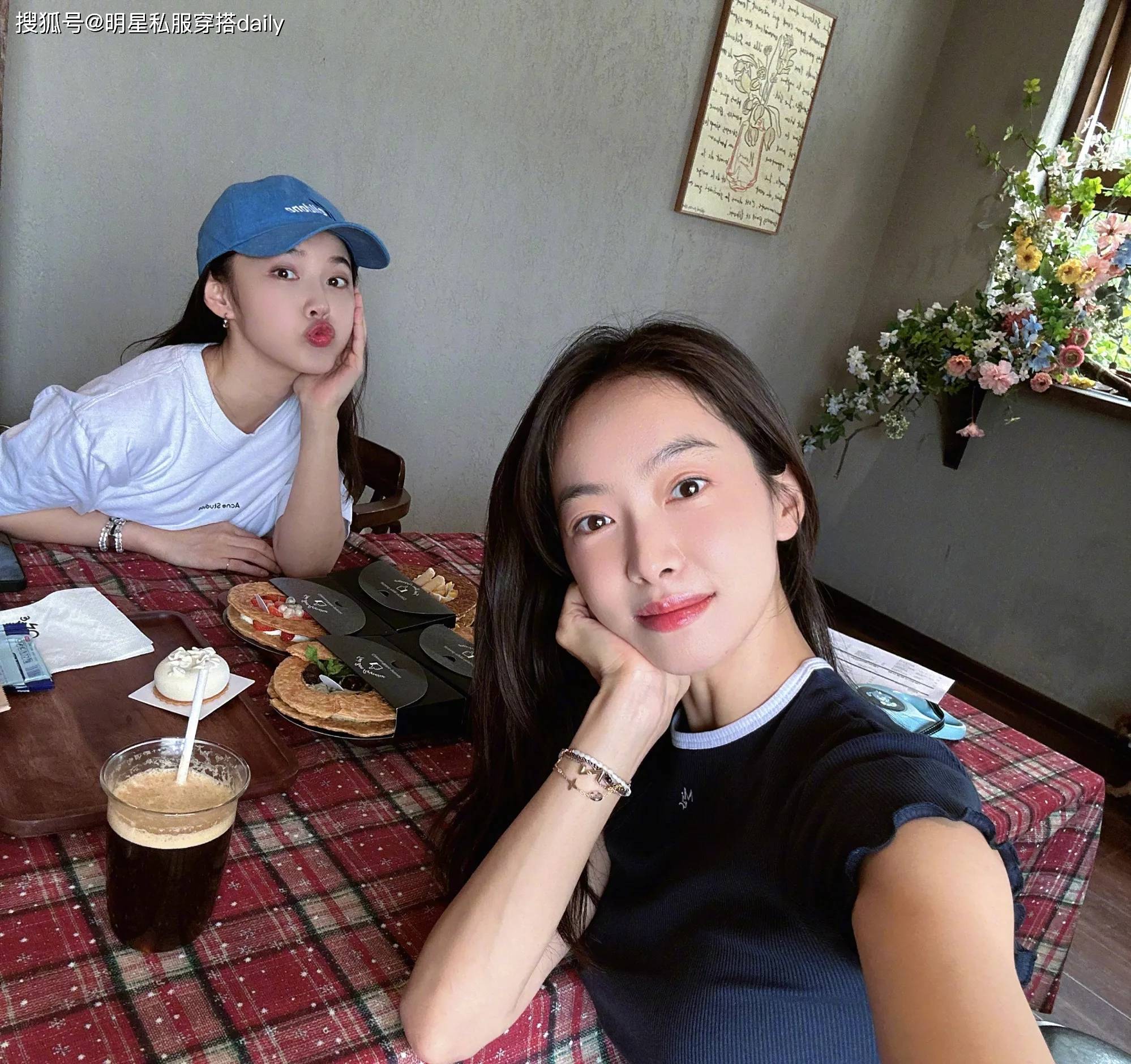 张佳宁和宋茜私下聚会好有爱,同穿休闲t恤同带爱犬,闺蜜情深!