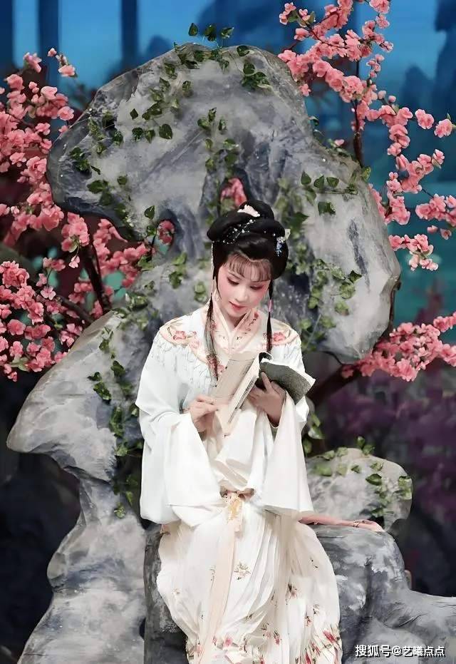 越剧舞台,四位当红"新生代"演员,谁是最美花旦,最帅小生?