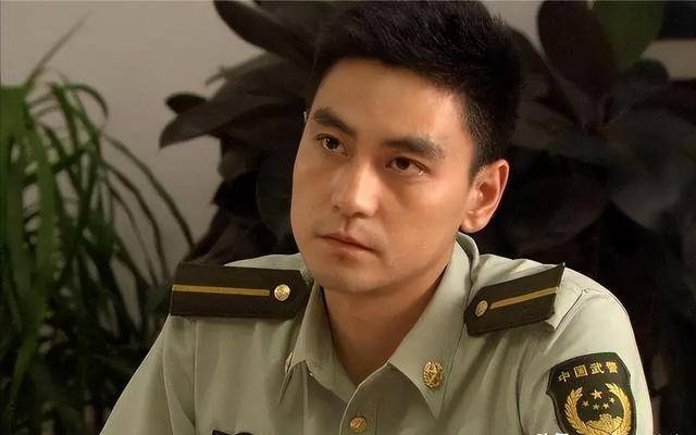 他本来是一名军医,而且军衔还不低,与火凤凰的教官雷战同为少校军衔