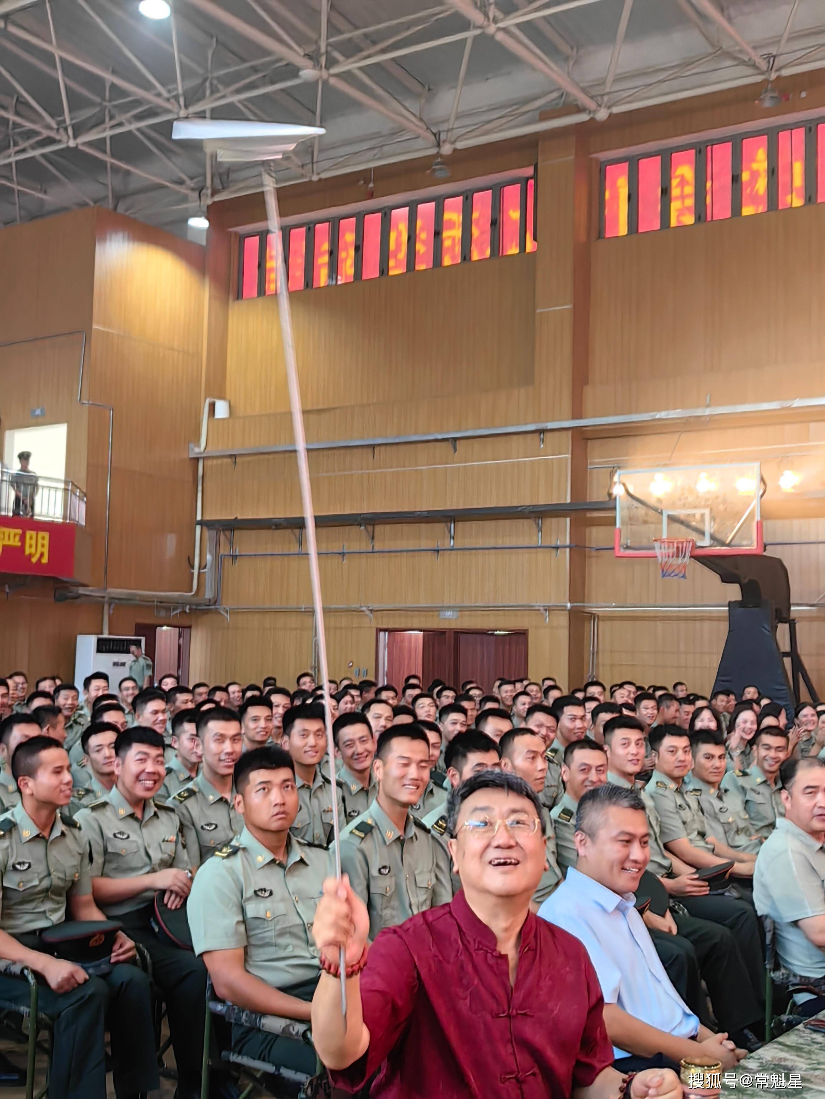 北京市通州区双拥文艺轻骑兵进军营慰问演出鼓舞斗志