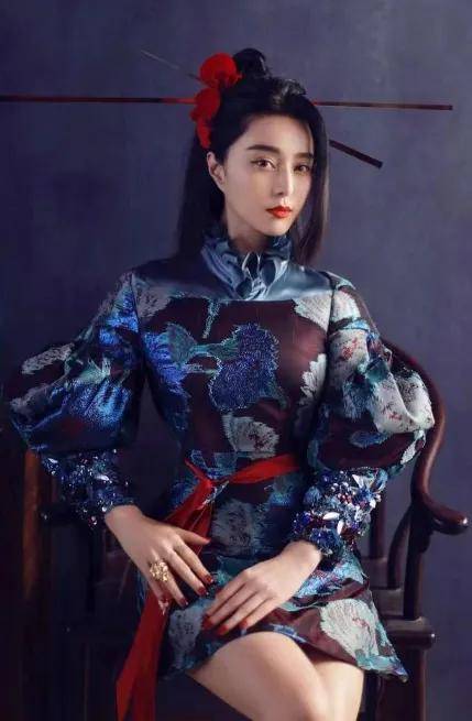 范冰冰不愧是人间苏妲己,中式盘发配古风长裙,这蜂后腰太迷人了!