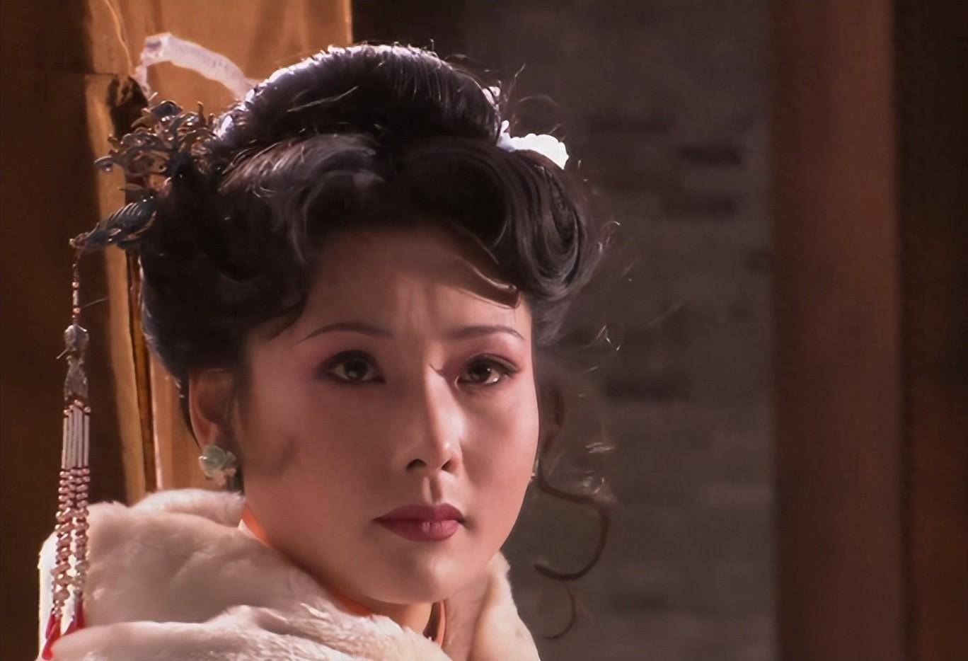 重温《大宅门》:才明白杨九红坟墓的周围,竟然映照了她这一生