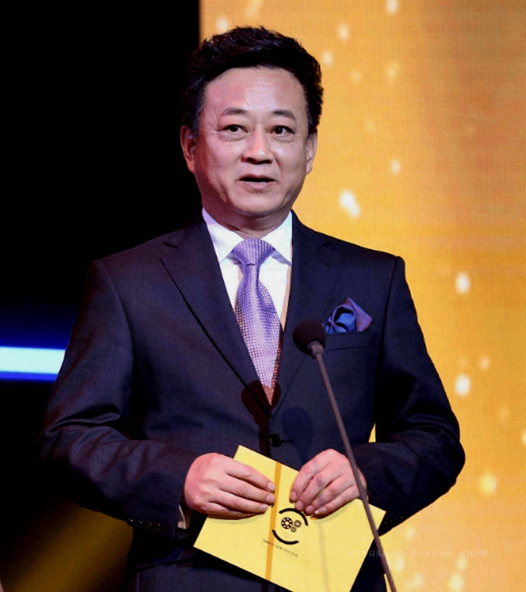 从连续21年登春晚的央视一哥到"人人喊打的过街老鼠"