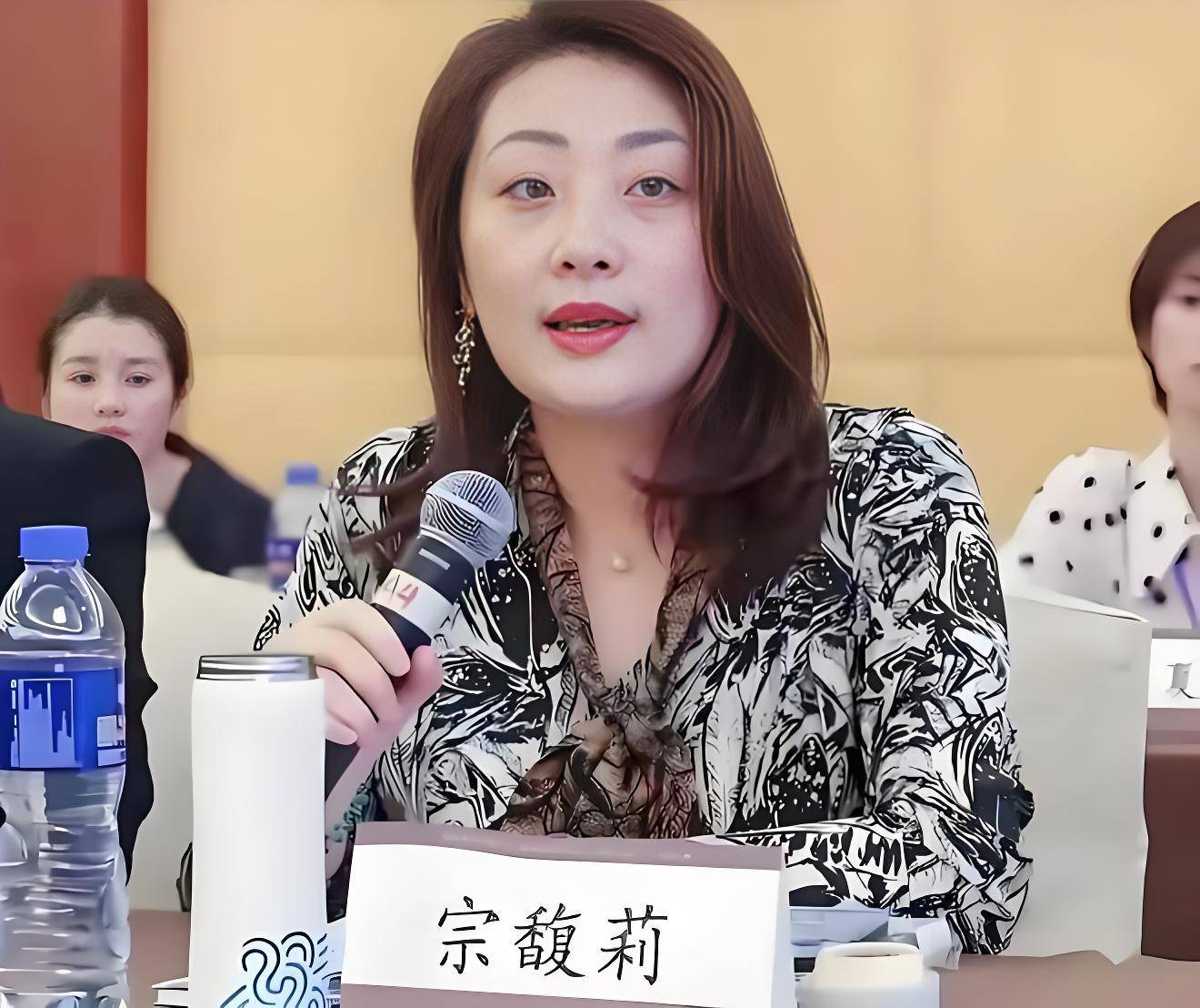 宗馥莉接掌娃哈哈首周风波不断:员工集体诉讼维权,集团紧急辟谣