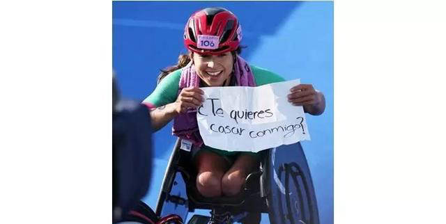 墨西哥铁人选手在巴黎残奥赛场上的求婚令人感动至深