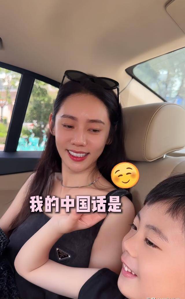 秋瓷炫带6岁帅哥逛超市:暴瘦成纸片人,儿子不会说中文引争议