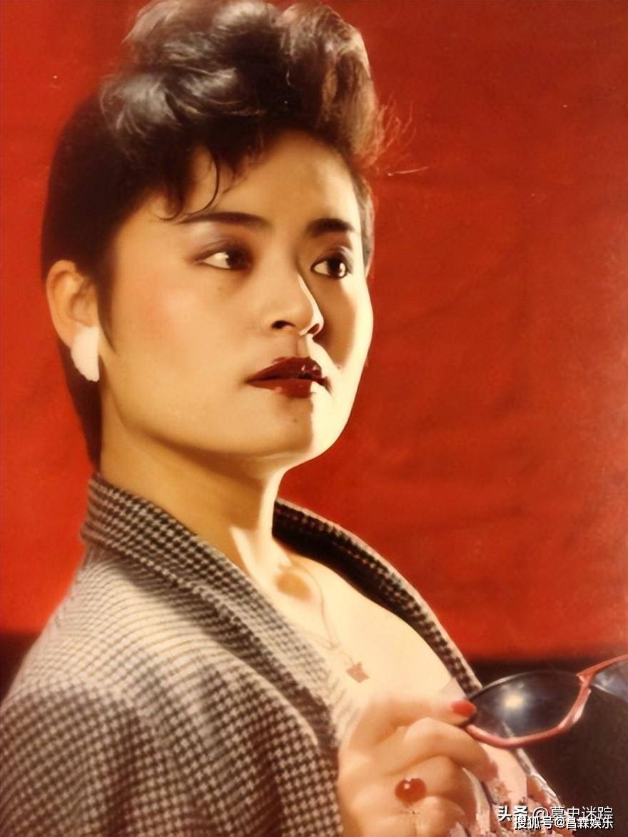 打败韦唯毛阿敏,却被亲弟弟砸成脑震荡,一代歌后沦为保姆谋生