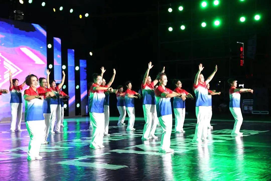 《吉祥欢歌》参赛队伍:中宏时代广场舞选送网点:城区支行表演曲目