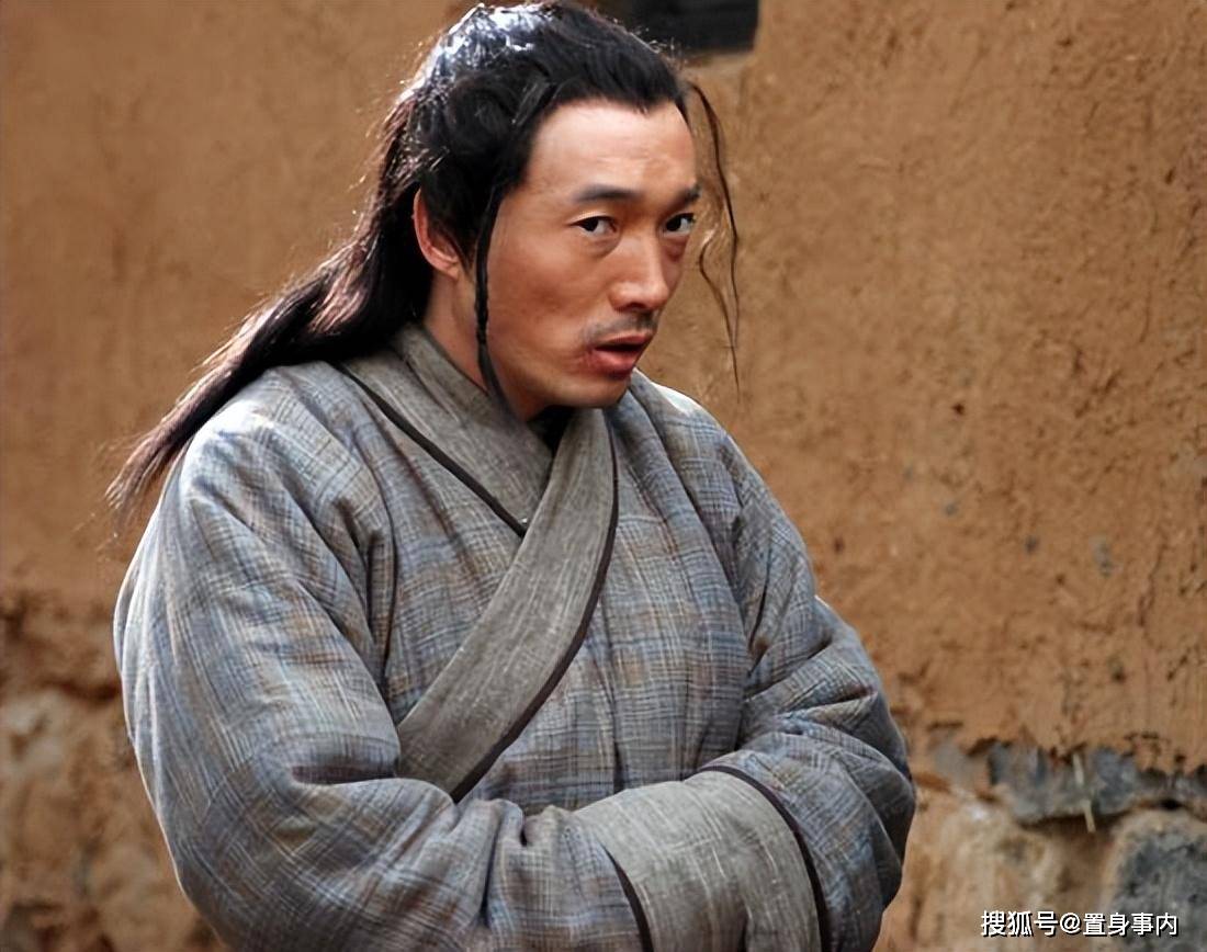 连头发也打发蜡,隔着几米都能闻到他身上的香水味,一副"招蜂引蝶"的