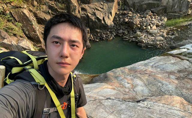 王一博文盲"人设彻底立住!吃苦瓜算吃过苦,素颜怼脸拍无包袱