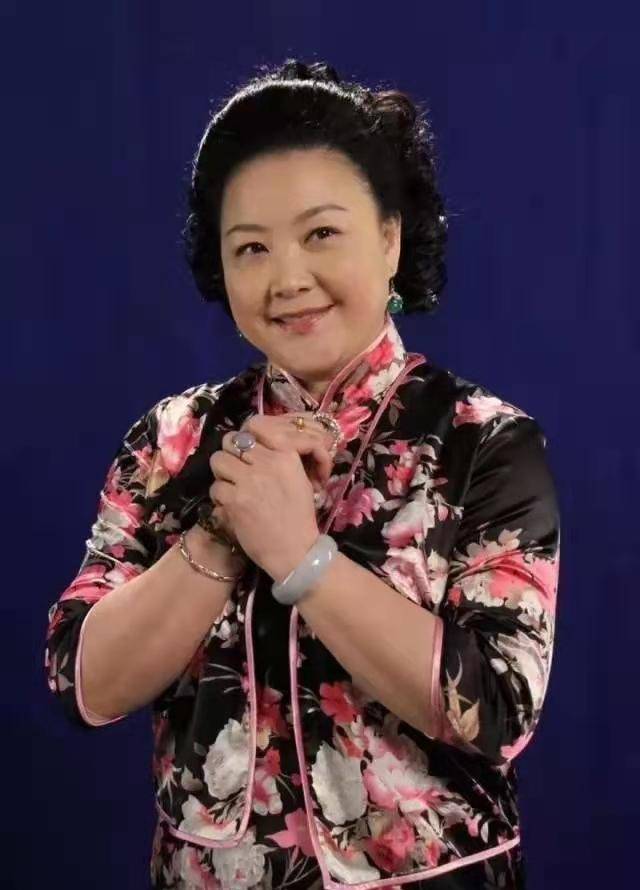 63岁的八姑"黄伟香,戏里嫁给谭宪炳,现实中的丈夫从不出镜