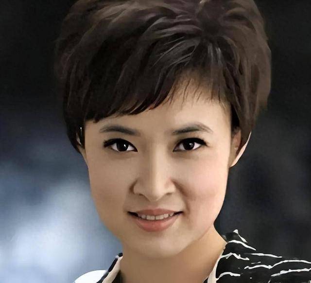 《海峡两岸》主持桑晨,原来是这位大明星的孩子,难怪长这么漂亮