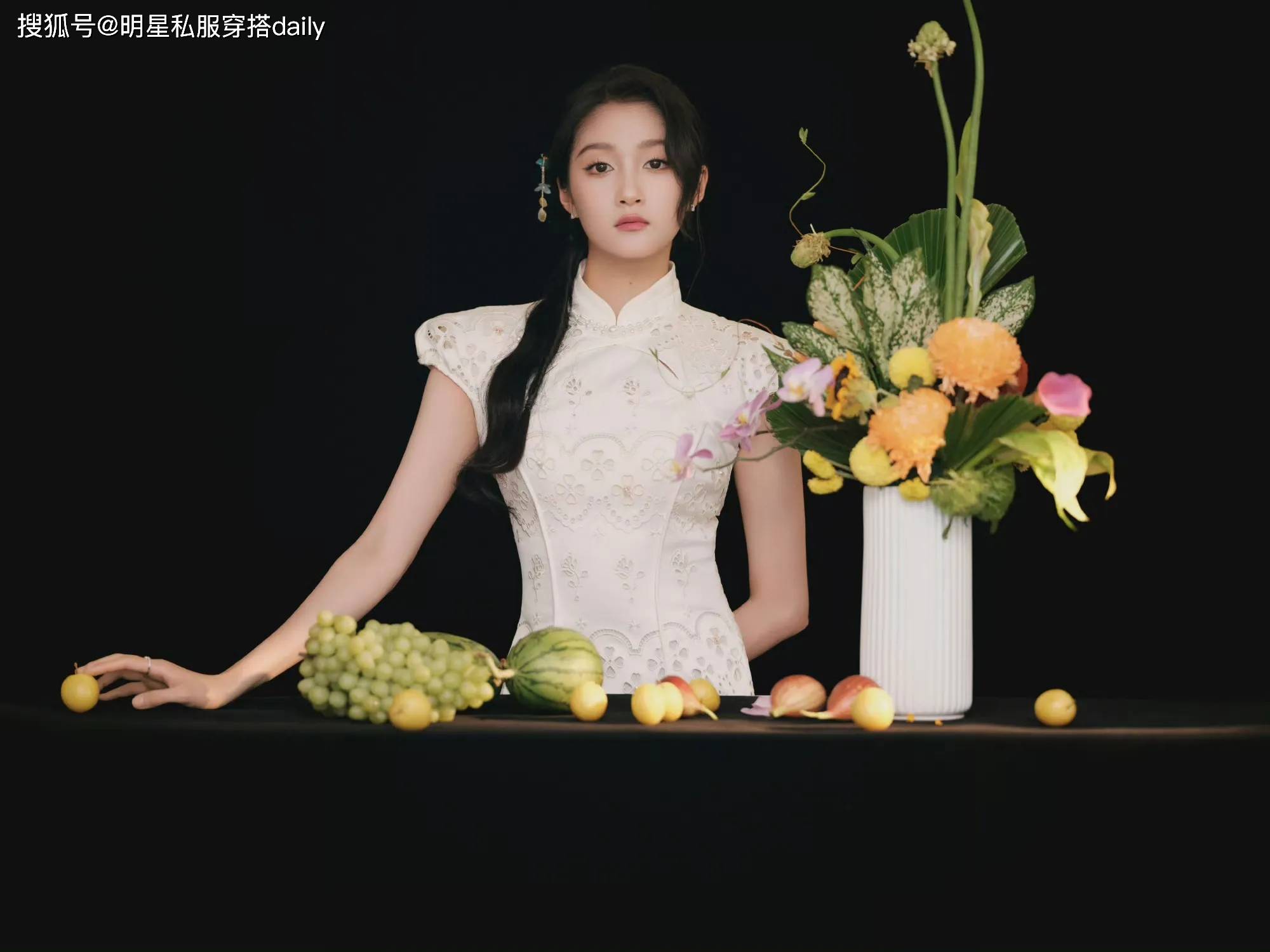 关晓彤又秀大长腿了!新中式旗袍短裙搭高跟鞋,美得相当出挑了