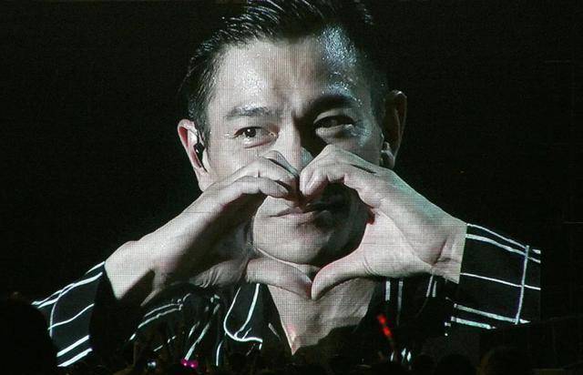 当所有人都在好奇会有怎样的庆祝仪式时,刘德华开了一场直播,命名为