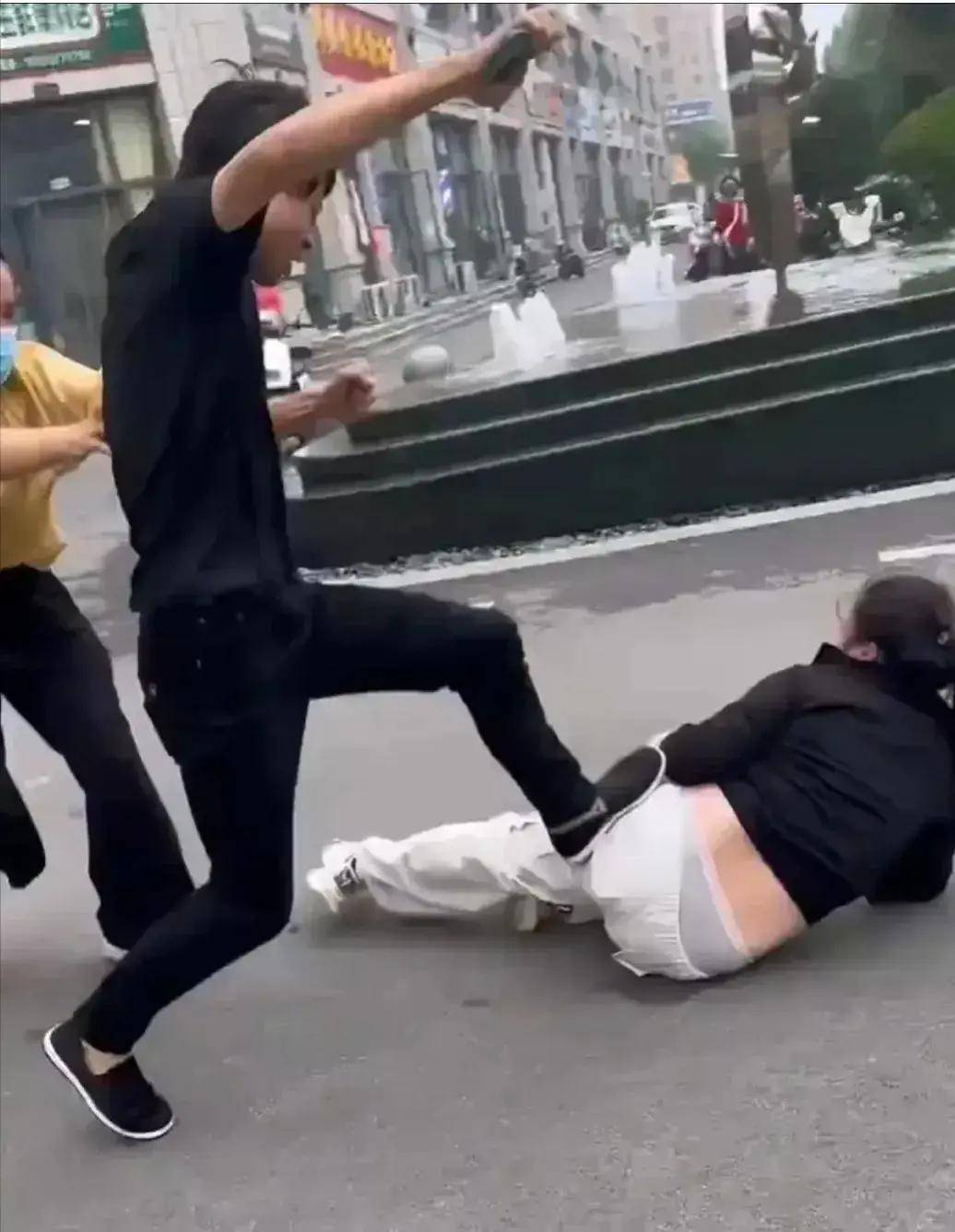 警察妈妈被儿子推倒视频