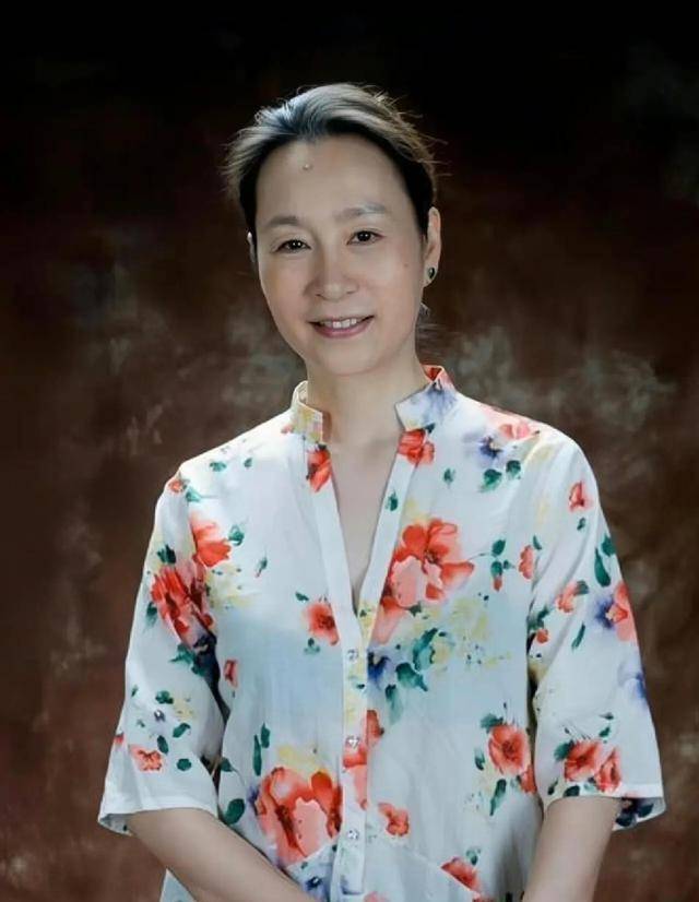 奚美娟与儿子罕见同框,岁月见证母爱如山!