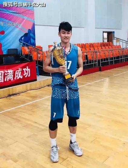 身患怪病一打球就想吐,却拼命训练打脸顶薪巨星_王睿泽_篮球_球员