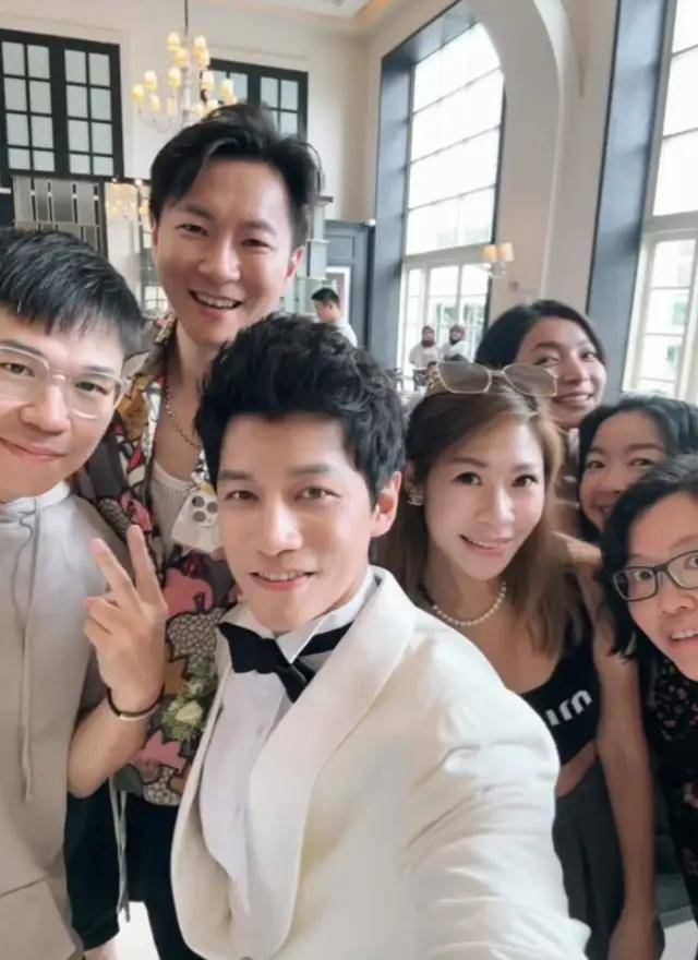 郑元畅开心得对镜头比v,手指都快伸到镜头里,感觉陈乔恩结婚,他比新郎