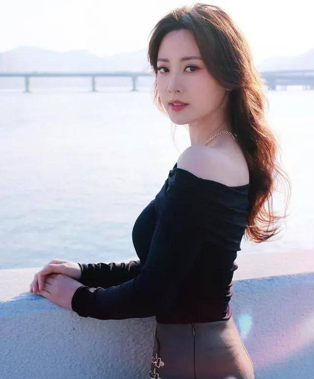 朱晨丽有"翻版陈法拉"之称,美貌可谓是公认的美女.