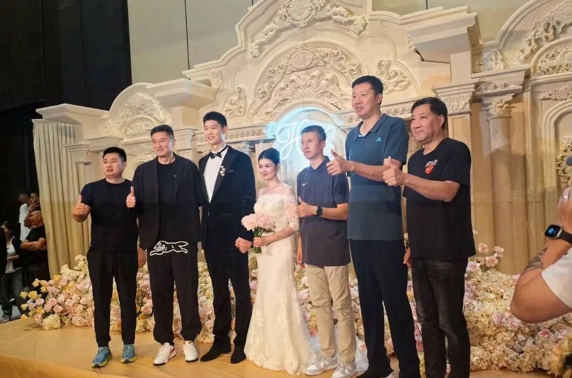 胡金秋喜结连理,中国男篮全员到场,杜锋携新欢亮相,赵家兄弟当伴郎