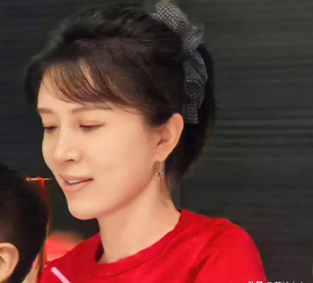 金巧巧晒出一家四口中秋合影,红衣上身满脸喜气_于冬_家人_回应