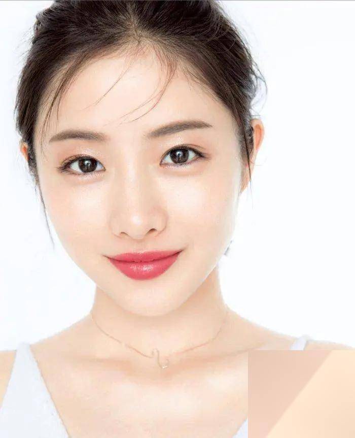石原里美性格开朗,待人热情,她总是面带微笑,给人一种阳光的感觉.