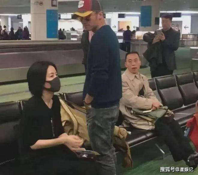 王菲谢霆锋现身机场,55岁王菲靠在男友肩头撒娇,两人穿得像母子