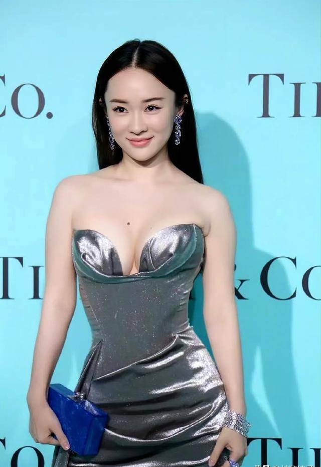 更令人称道的是,霍思燕的美不仅仅局限于外在的容颜,更在于她那份由内