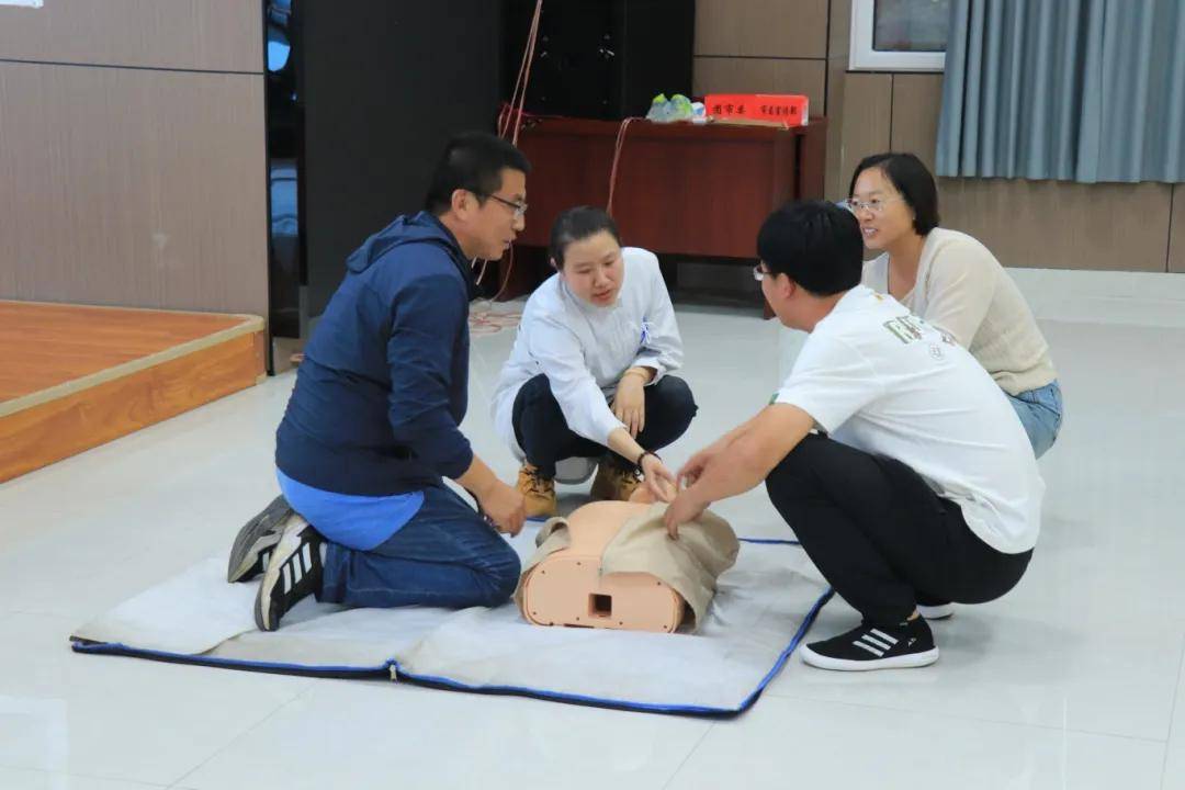 市中医院专家走进忻州市第二实验小学开展急救知识讲座