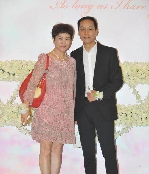 冯远征携大8岁老婆现身,一个奶奶硬穿粉裙,一个自然老仍是帅哥